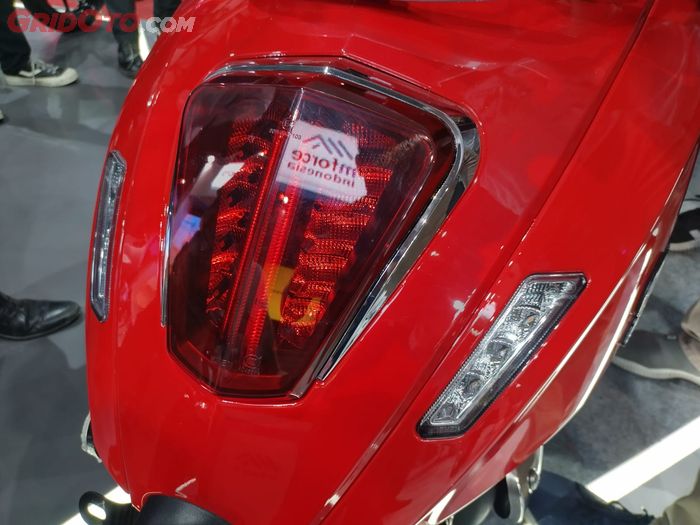 Stoplamp W Moto Greta 150 diapit oleh 2 buah sein LED
