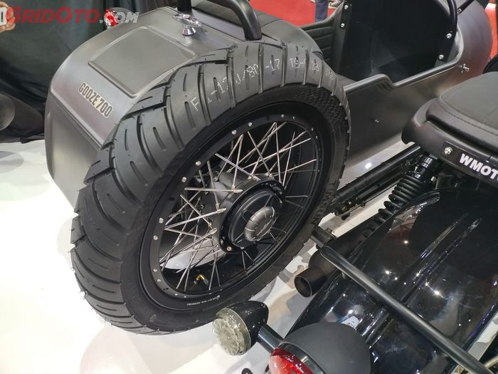 Ban cadangan W Moto Gooze 700 dapat digunakan di ketiga roda karena ukuran ban dan tromol sama
