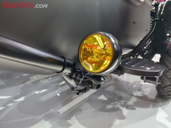 Foglamp kuning terpasang di sespan W Moto Gooze 700 