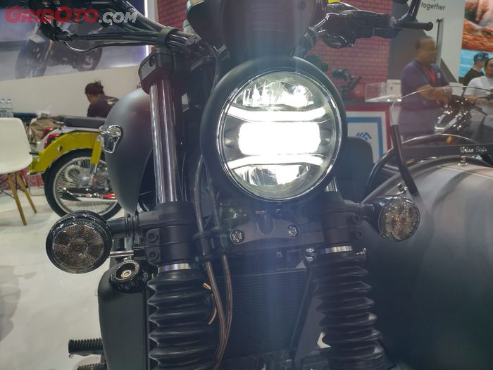 Lampu utama W Moto Gooze 700 pakai LED dengan batok bulat
