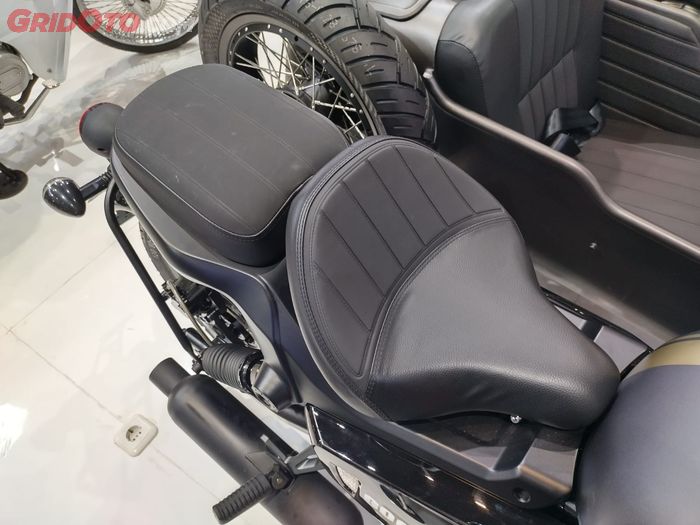 Jok pengendara dan penumpang W Moto Gooze 700 pakai model terpisah
