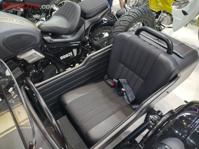 Jok di dalam sespan W Moto Gooze 700 dilengkapi seatbelt dan nyaman diduduki