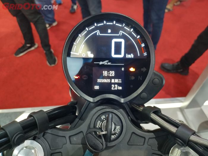 Panel instrumen W Moto Gooze 700 pakai digital