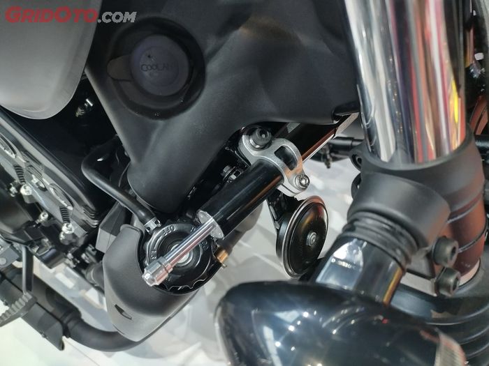 Steering damper sebagai fitur standar untuk menyetabilkan handling W Moto Gooze 700