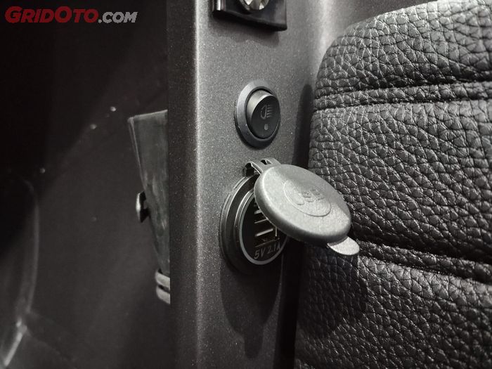 Foglamp diaktifkan melalui tombol di dalam sespan W Moto Gooze 700, di bawah tombol juga ada USB power outlet