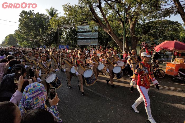 Selain pembalap, marching band juga turut memeriahkan parade MXGP Sumbawa 2023.