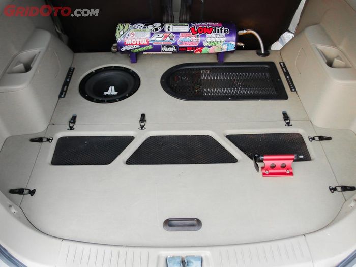 Salah satu contoh custom audio di Nissan Grand Livina, peletakkan subwoofer di lantai dengan box custom