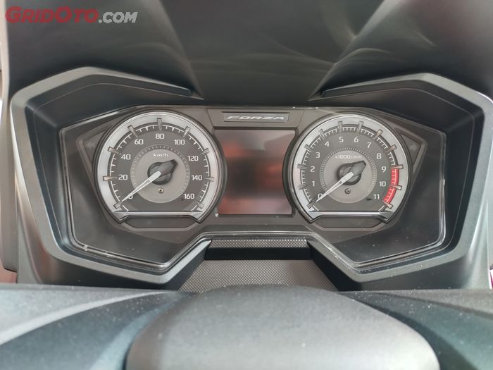 Honda Forza 2023 pakai combined panel digital meter baru dengan layar LCD yang lebih besar, tapi sayang belum TFT seperti Yamaha XMAX Connected