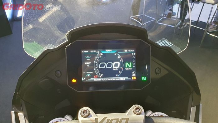 Moto Guzzi V100 Mandello dibekali dengan layar TFT sebagai panel instrumen