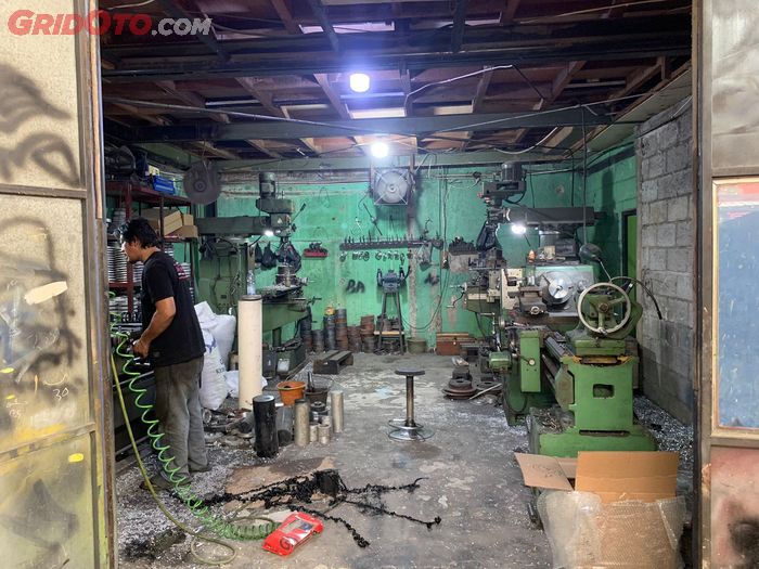 Mesin bubut mempercepat proces pengerjaan custom kaki-kaki di Jaya Spring