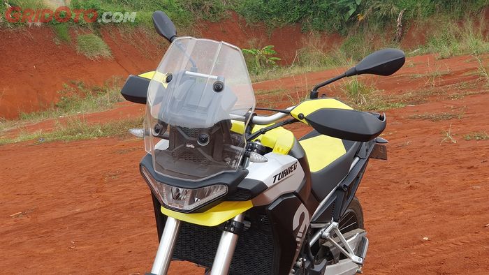 Lampu depan Aprilia Tuareg 660 terbagi menjadi tiga bagian
