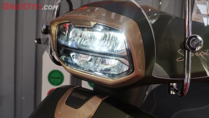 Headlamp LED Keeway Versilia bentuknya trapesium, seperti Vespa Sprint