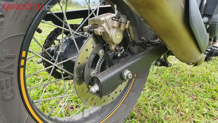 Rem belakang Royal Enfield Scram 411 pakai cakram 240 mm kaliper 1 piston