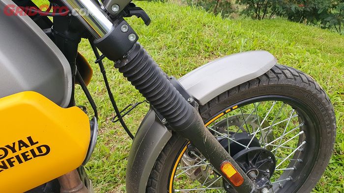 Suspensi depan Royal Enfield Scram 411 teleskopik dengan pelek 19 inci dan ban dual-purpose