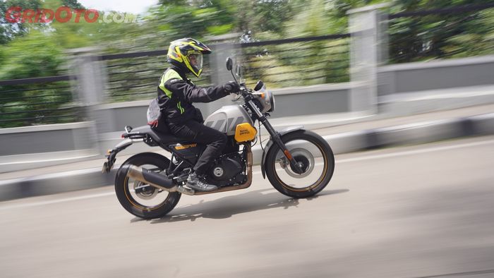 Posisi berkendara Royal Enfield Scram 411 cukup nyaman buat perjalanan harian dan turing