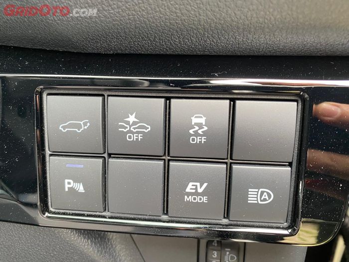 Tombol untuk buka pintu bagasi Toyota Yaris Cross di dekat kemudi