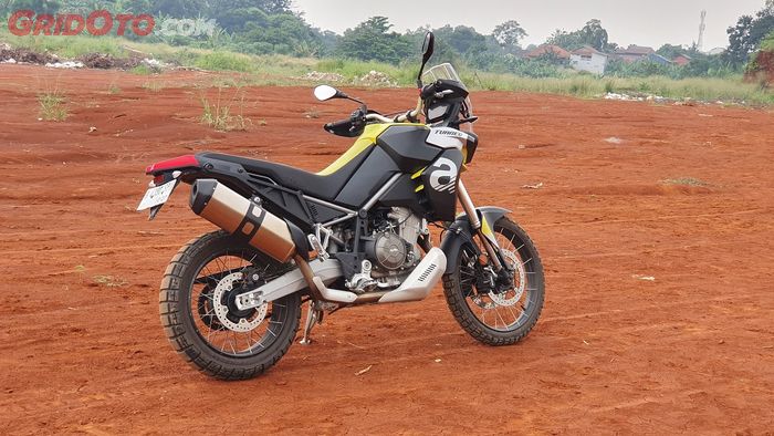 Knalpot besar dan menjulang Aprilia Tuareg 660 jadi ciri motor adventure