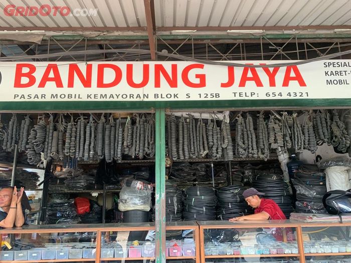 Toko Bandung Jaya spesialis karet mobil di Pasar Mobil Kemayoran Blok S No. 125B, Jakarta Pusat