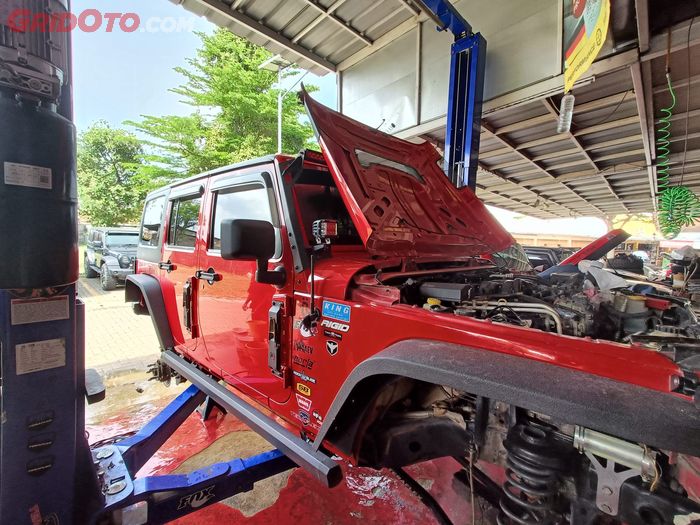 Jeep dicuci setelah off-road 