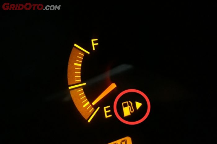 Terdapat tanda panah pada indikator di panel metercluster untuk mengetahui letak lubang tangki BBM mobil.