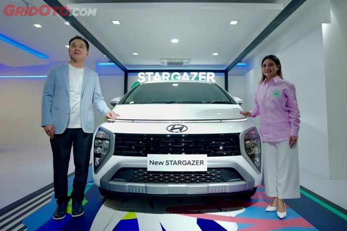 President Director HMID, Woojune Cha (kiri) bersama Head of Marketing Department HMID, Astrid Ariani Wijana (kanan) dalam peluncuran Hyundai Stargazer baru.