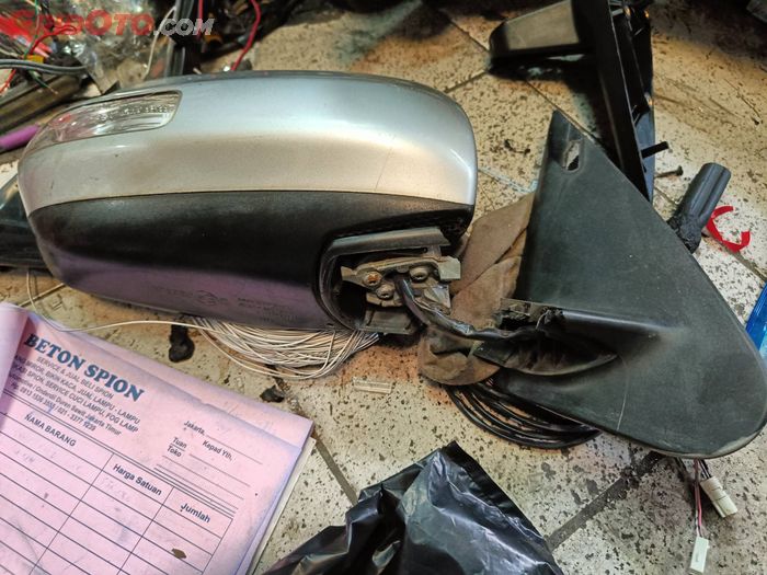 Kawat sling baja nantinya dipasang di dalam rumah kaca spion