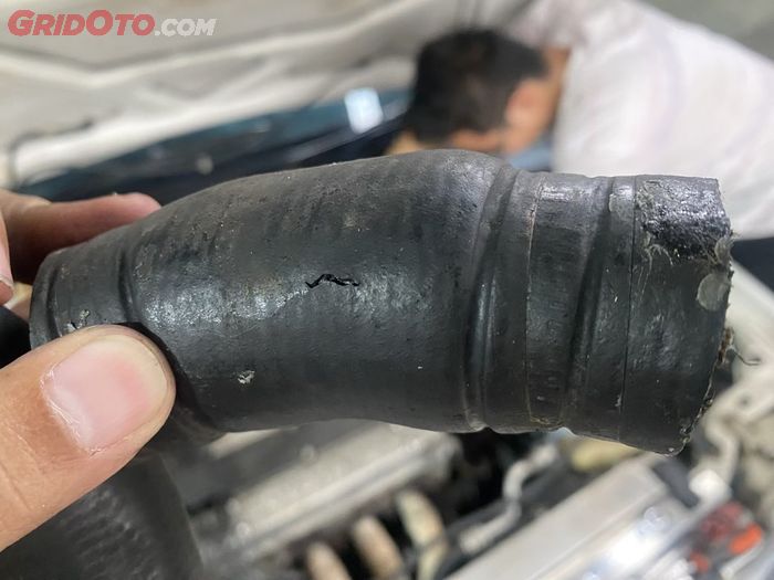 Slang radiator pecah kerap jadi penyebab mesin overheat.