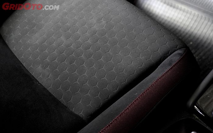 Bahan jok fabric yang juga bisa dibersihkan dengan foam pembersih interior mobil AutoGard Purgo