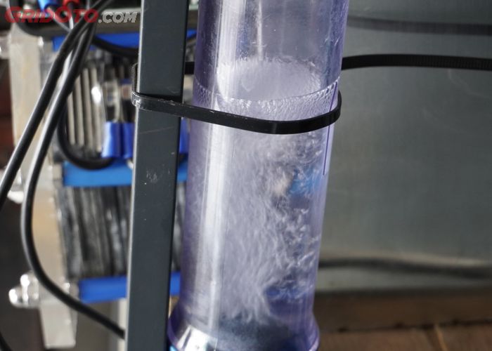 Hasil gelebung udara dari proses elektrolisis air destilasi menjadi bahan bakar