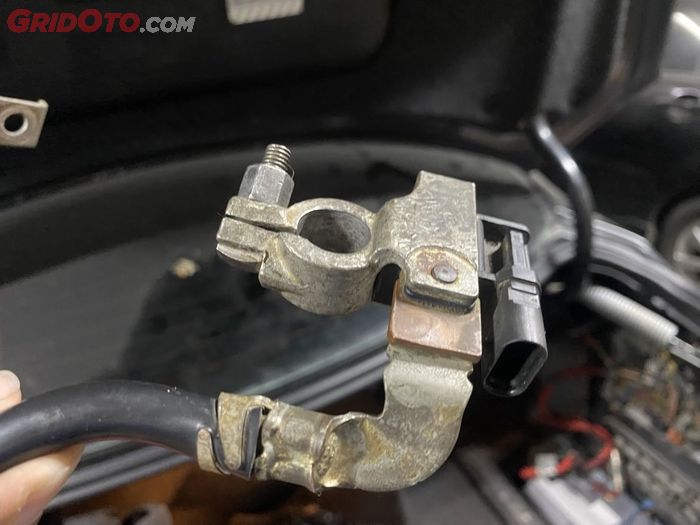 Kabel kepala aki kutub minus BMW E60 dilengkapi soket Intelligent Battery Sensor untuk memantau voltase mobil.