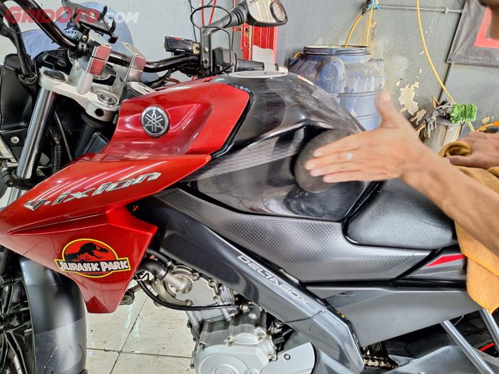 Proses lapis wax setelah cuci motor 