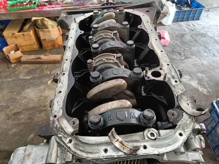 Kruk as mobil dan terdapat metal duduk di dalamnya