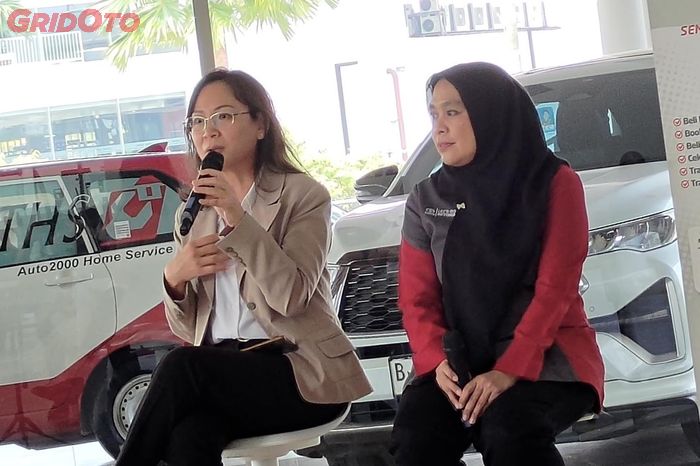 Henny Tan, Kepala Cabang Auto2000 Bintaro (kiri) dan Herlina Sevi Widianti, Koordinator Toyota Home Service (THS) Auto2000 Kalimalang saat menjadi narasumber di talkshow Women in Automotive Landscape Auto2000.