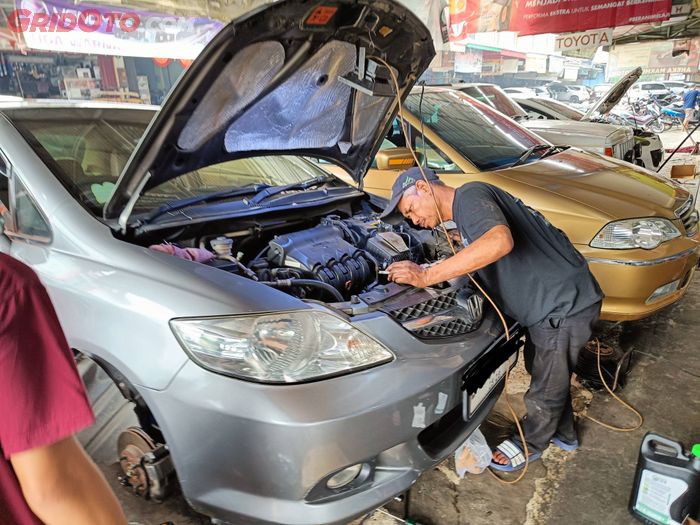 Perbaikan mobil di bengkel Expo Motor 999 dibantu 7 orang mekanik