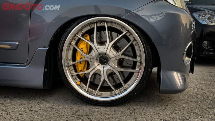 Modifikasi Toyota Avanza colok pelek baru dan BBK lansiran Brembo