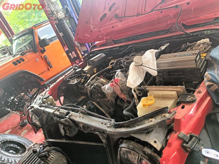 Radiator Jeep dilepas dari mobil agar enggak kotor