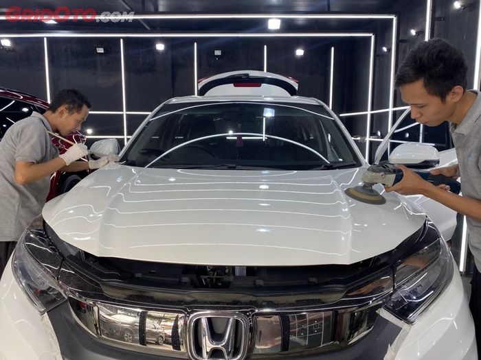Ilustrasi. Jika sisa lem cutting sticker sulit hilang, bawa ke tempat detailing untuk diproses lebih dalam.