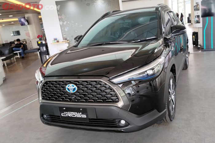 Toyota Corolla Cross Hybrid jadi mobil terakhir yang pakai branding logo biru dan lampu biru di Indonesia.