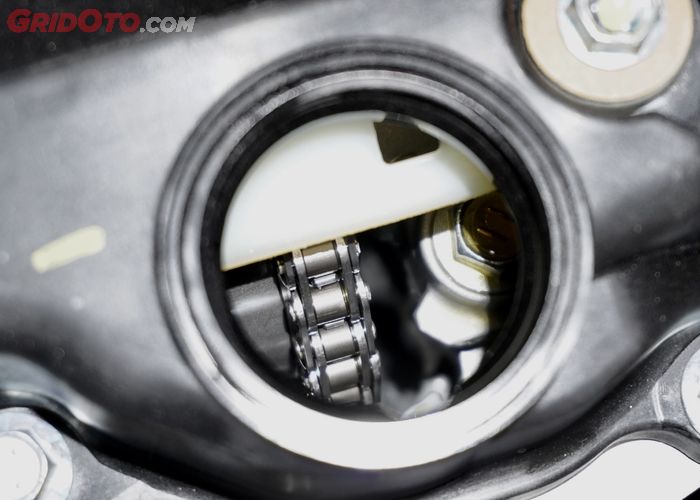 Lubang pengisian oli mesin yang diterawang akan terlihat kondisi kebersihan komponen di dalam mesin mobil dari oil sludge.