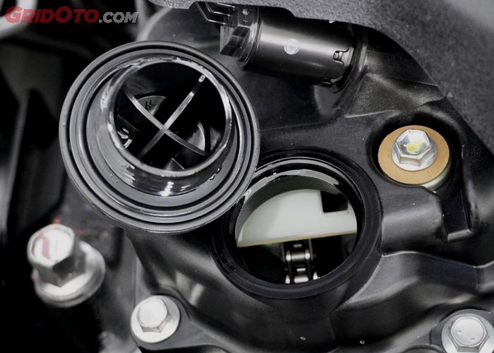 Tutup oli mesin bisa dicek untuk mengetahui indikasi oil sludge di dalam mesin mobil.