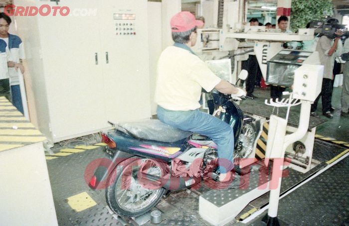Suzuki Satria 120S di pabrik perakitan di Bekasi tahun 1997