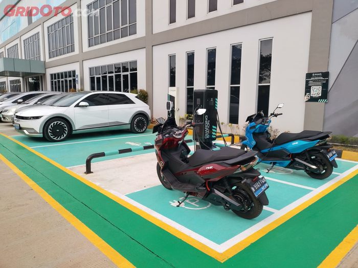 Charging station di bagian depan pabrik Alva untuk mengisi daya motor dan mobil listrik