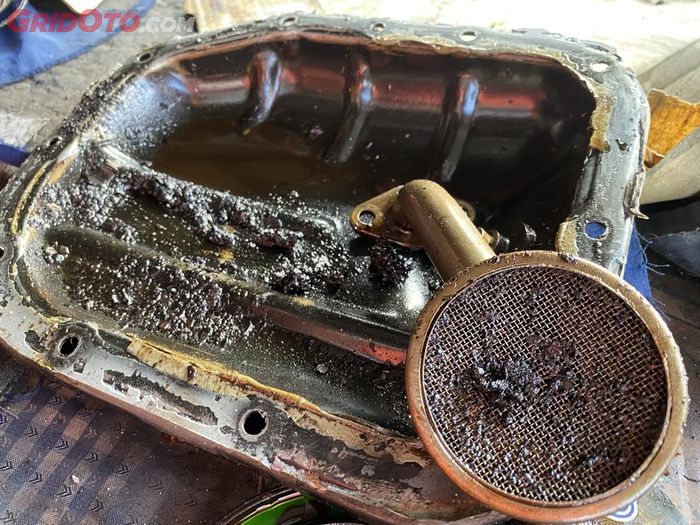 Oil sludge menyambut jalur pompa oli sehingga mesin tidak terlumasi