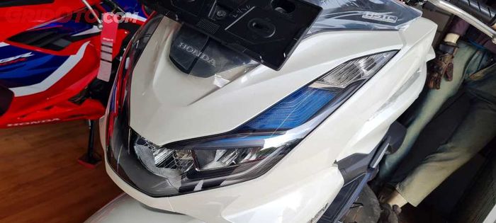 Salah satu yang berbeda dari Honda PCX e:HEV atau PCX 160 versi hybrid adalah lampu yang punya ornamen warna biru di dalam reflektornya.