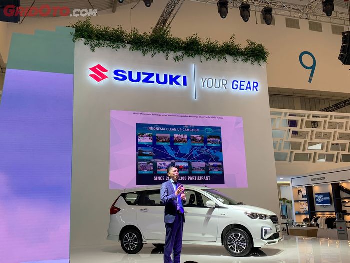 Presentasi Matsushita Ryohei, 4W Marketing Director PT Suzuki Indomobil Sales dalam penjualan mobil hybrid Suzuki di Indonesia.