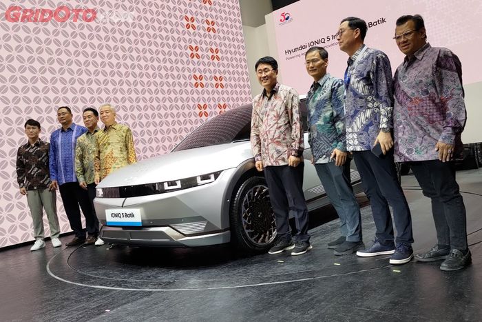 Jajaran direksi Hyundai dengan pihak Kedutaan Besar pada perkenalan Hyundai Ioniq 5 Batik.