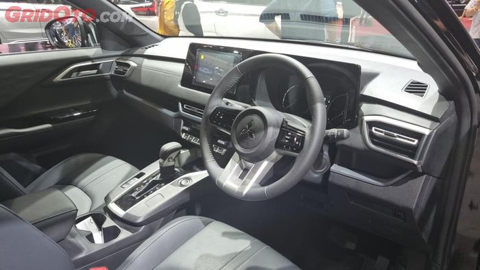 Interior Mitsubishi XForce yang dilengkapi dengan tombol setir (steering switch button).