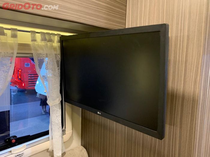 Toyota Hilux motorhome Baze dilengkapi TV untuk hiburan