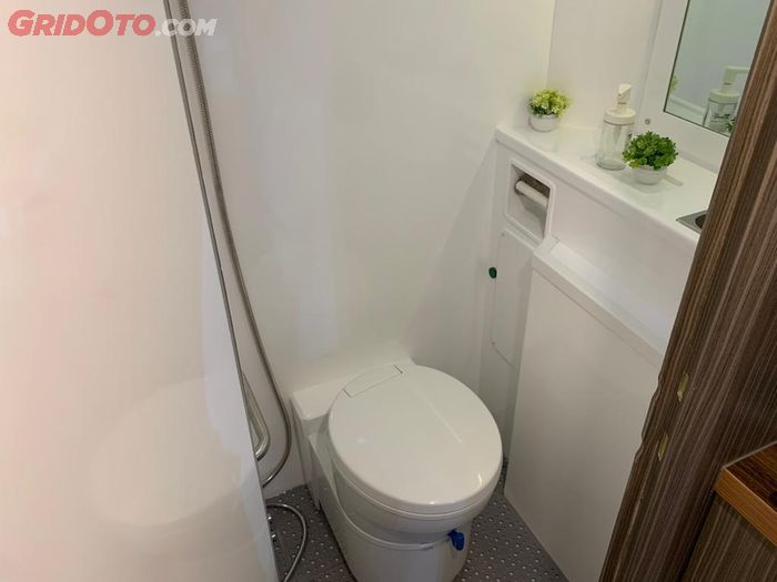 Toilet dengan peralatan lengkap dan cukup untuk orang dewasa bertinggi 170 cm