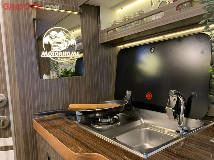 Mini kitchen di kabin Toyota Hilux motorhome buatan Baze